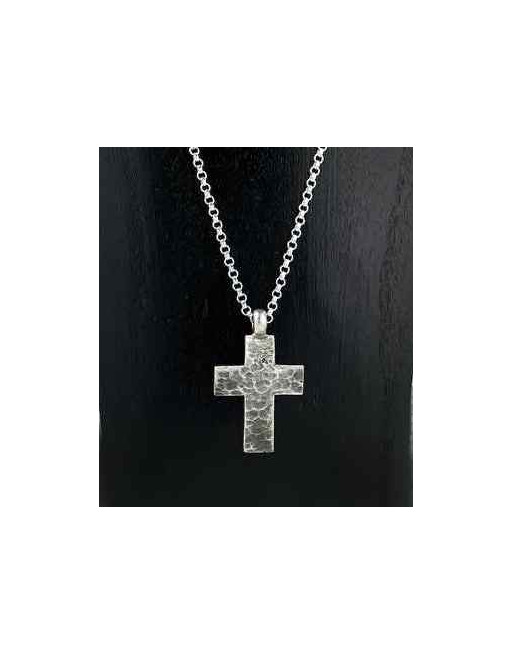 Collier pendentif croix martelée