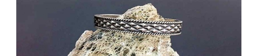 Originelle Silberspangen und Manschettenarmbänder für Männer